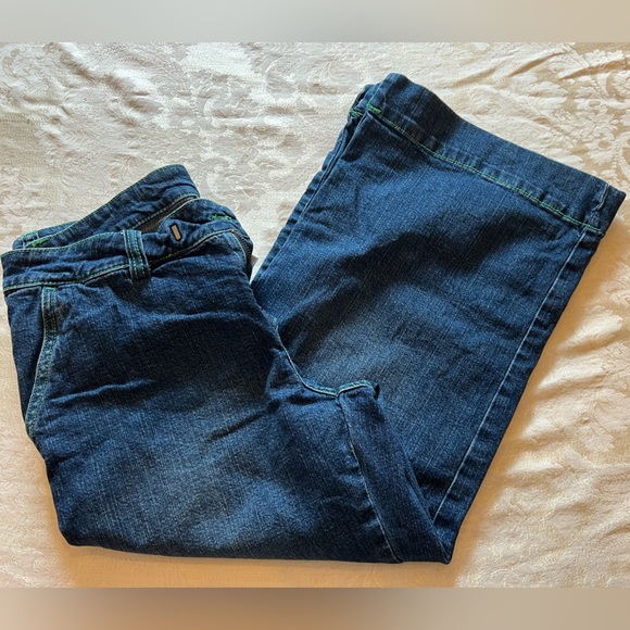 Women’s Lilly Pulitzer denim cropped jeans with green trim - Picture 2 of 5